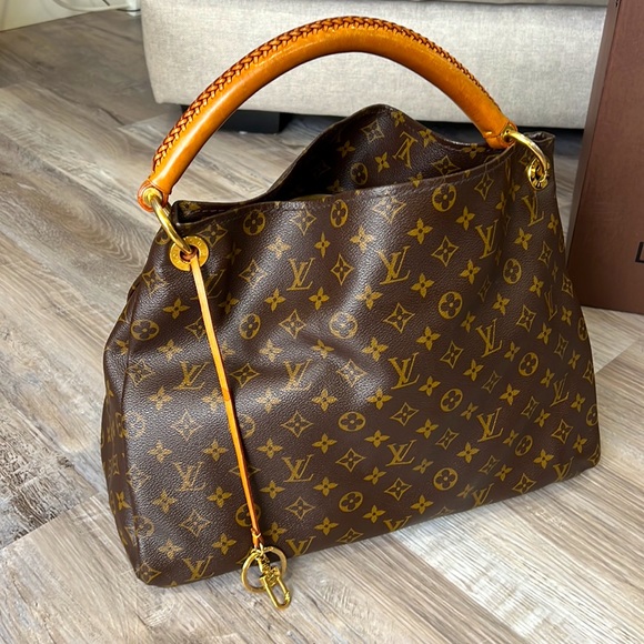 Louis Vuitton Artsy MM with Original Box and dust bag. Bonus shoulder strap. - Picture 4 of 17